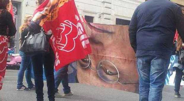Corteo in Campidoglio: il retro dello striscione dei manifestanti ha la faccia di Gianfranco Fini