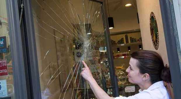 Roma, Sprangate contro le vetrine di due gelaterie storiche: vandali o ladri? Indaga la polizia