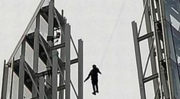 Il mago "levita" sul grattacielo più alto di Londra, ma il trucco c'è e si vede