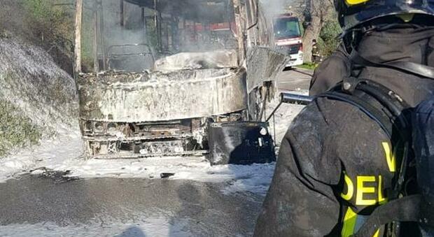 L'autobus distrutto dalle fiamme