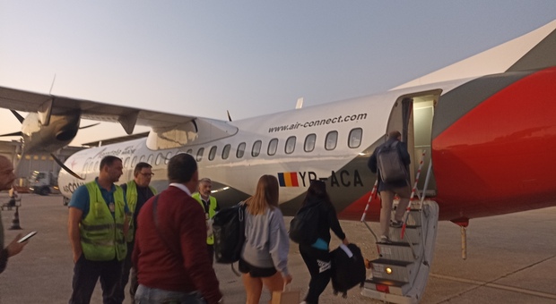 Falconara-Roma, l'aereo atterra a Fiumicino dopo 4 ore: il giallo della nebbia sulla Capitale