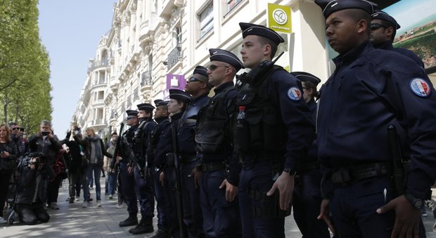 Francia, fermato presunto complice dell'attentatore degli Champs-Elysées: gli avrebbe fornito le armi