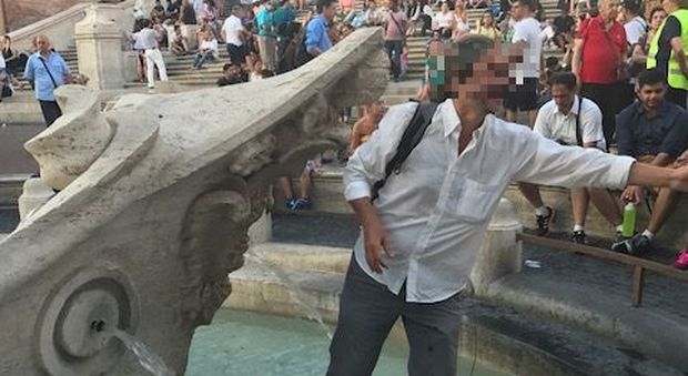Roma, la Barcaccia del Bernini usata a mo' di fontanella: turisti in fila per bere