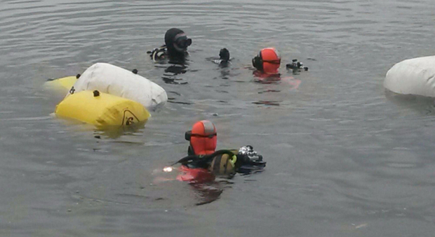 Ragazzo di 20 anni si tuffa nel lago ma non riemerge: morto annegato