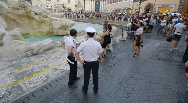 «Non siamo bagnini», lo sfregio dei vigili a Fontana di Trevi
