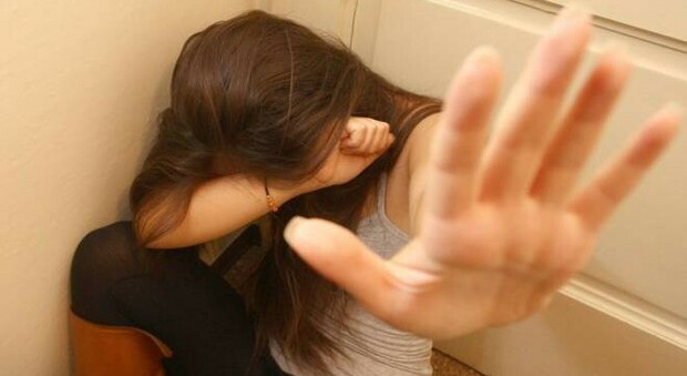 Abusi sessuali su una 14enne nel Napoletano, arrestato un parente di 36 anni