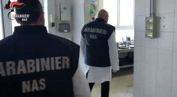 I carabinieri del Nas durante un'ispezione