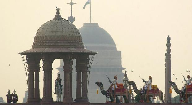 India, nuova arma contro lo smog: un cannone ad acqua abbatterà le polveri sottili