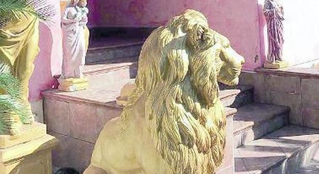 Il leone dorato all'ingresso della casa confiscata ai Ciarelli