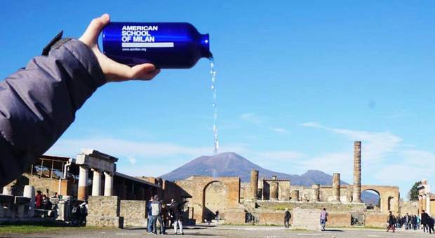 Il fuoco del Vesuvio «spento» con l'acqua di una bottiglia dal Foro degli Scavi di Pompei