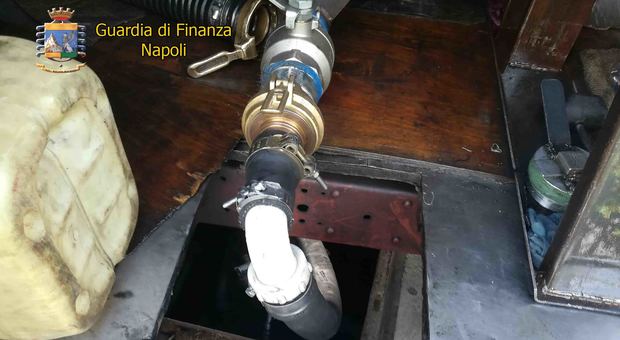 Napoli, scacco ai contrabbandieri di gasolio: sequestrati 4.000 litri