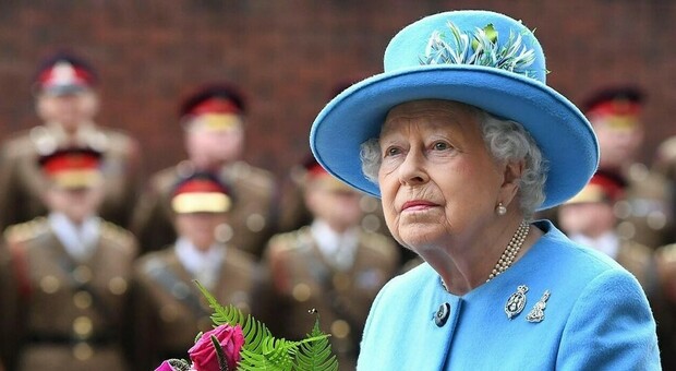 Il ritorno della regina Elisabetta: dopo il ricovero primi impegni ufficiali, ma in forma virtale