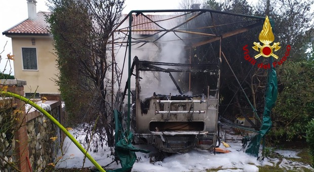 Scoppia bombola di Gpl, camper distrutto dalle fiamme