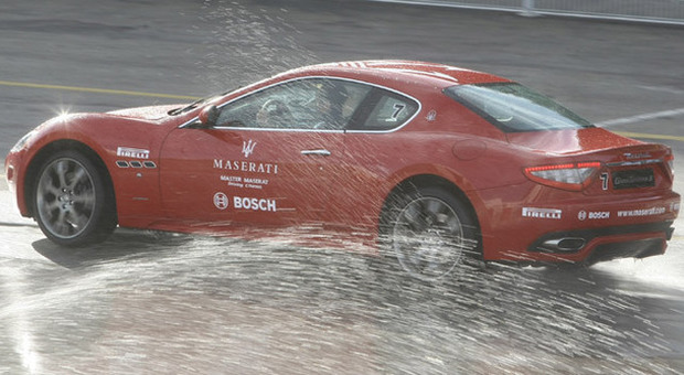 Una Maserati equipaggiata con dispositivi elettronici Bosch sulla pista di Varano