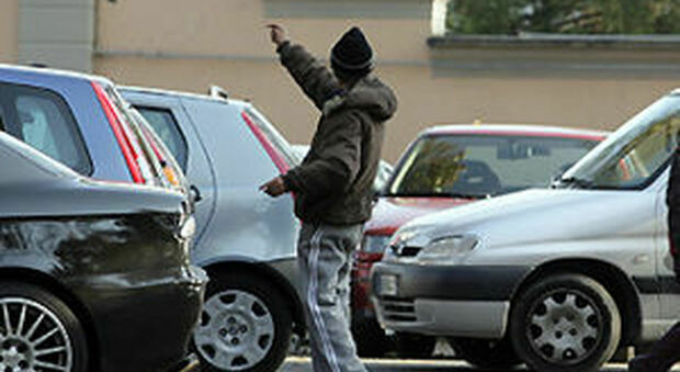 Napoli, parcheggiatori abusivi con il reddito di cittadinanza: 37 verso il processo, stop all'assegno