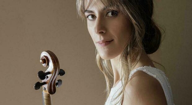 La sfolgorante Dego, la virtuosa del violino domani al Teatro Rossini di Pesaro per il Concerto di Natale
