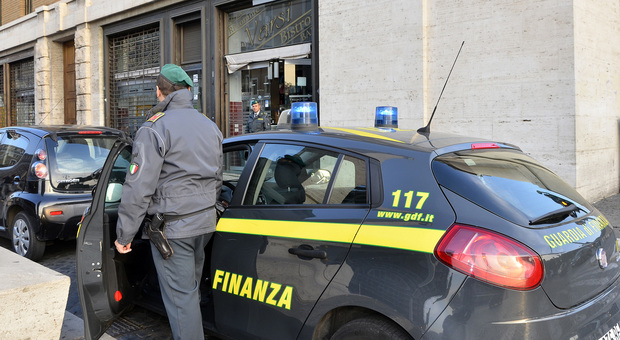 Roma, schede telefoniche intestate a morti e vendute ai criminali: maxi sequestro della Finanza