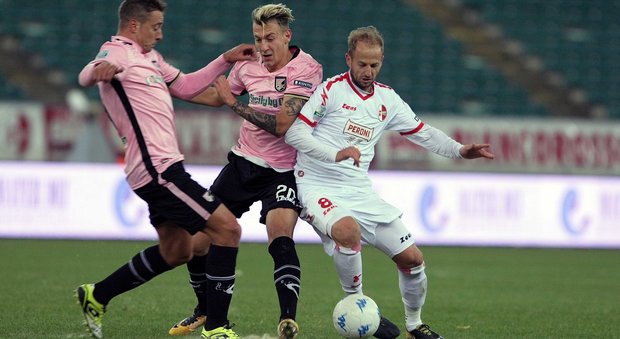 Serie B, il Palermo vince e rimane in vetta: Colantuono, esordio ok