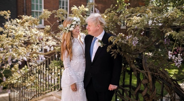 Boris Johnson ha sposato Carrie Symonds in segreto. La prima foto dei novelli sposi: lui al terzo matrimonio