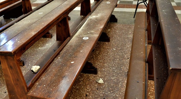 I calcinacci del soffitto precipitati nella chiesa di San Fior colpita da una saetta