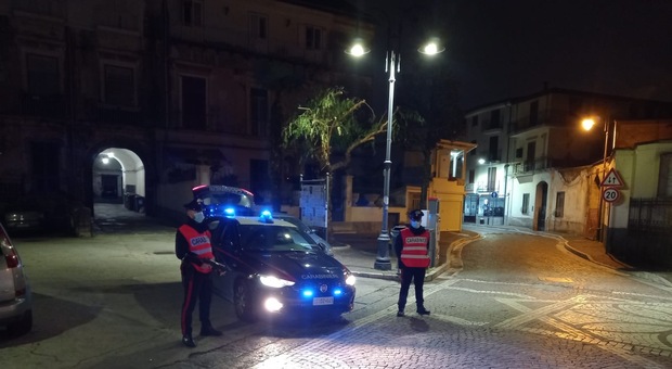 Arsenale sequestrato e controlli nella notte, carabinieri in azione nel Napoletano