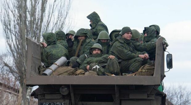 Putin, i soldati russi esausti, disperati e con scarsi rifornimenti: il rapporto dei servizi segreti britannici