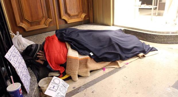 Emergenza freddo per i senzatetto: 35 posti letto e un numero dedicato