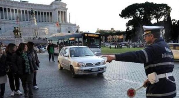 Roma, targhe alterne e vigili in assemblea: seconda giornata di passione nella capitale