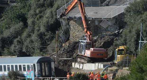 Liguria, iniziata la rimozione del treno sospeso sul mare: servono 48 ore