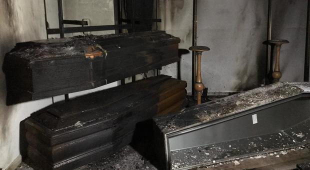 Paura nella notte: attentato all'agenzia funebre, bruciate le bare