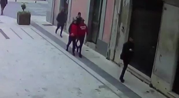 Ragusa, il video delle aggressioni omofobe: indagati 11 minori