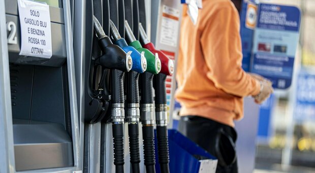 Caro benzina, il governo rilancia: «Taglio alle accise di 25 cent a litro». Misure anche per bollette e famiglie