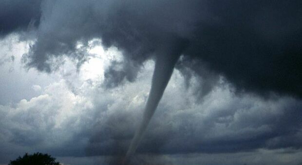 Meteo, cresce il rischio di tornado in Italia: allerta tra lunedì e martedì. Ecco dove