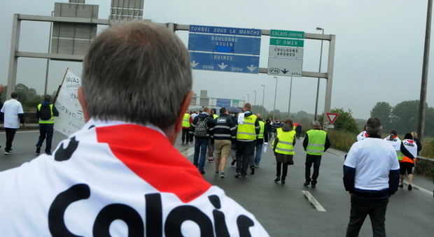 Migranti, Gran Bretagna pronta a costruire un muro sull'autostrada di Calais