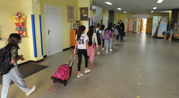 L'ira dei presidi: «La scuola lasciata sola, neanche avviati i lavori per l’areazione contro il virus»