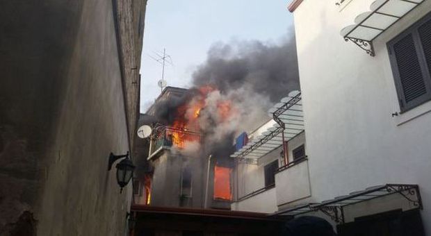 Spaventoso incendio nel Napoletano, un'intera palazzina avvolta dalle fiamme