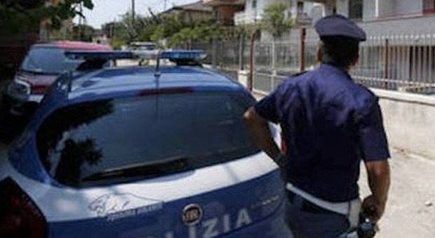 Espulso dall'Italia, immigrato si scaglia contro gli agenti e li ferisce: arrestato