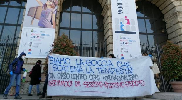 Congresso delle famiglie. Due cortei opposti: Verona blindata. Salvini partecipa, Boldrini protesta
