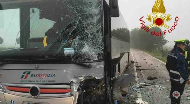 Il bus dopo il violento impatto con l'auto lungo la provinciale che porta a Solomeo