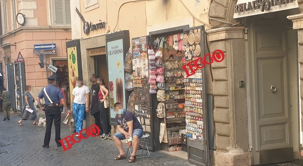 Roma, commerciante aggredito e rapinato da turisti in pieno centro: ha un braccio fratturato