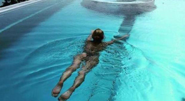 Elena Barolo nuda in piscina (foto Instagram)