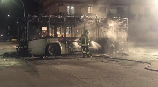Roma, bus a fuoco a Portuense: intervengono i Vigili del Fuoco