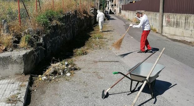 Napoli: Comune assente, i cittadini rimuovono erbe e rifiuti dalle strade