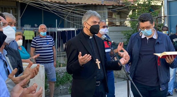 Napoli, l'arcivescovo Battaglia ai bipiani di Ponticelli: preghiera con i residenti
