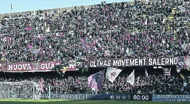 Salernitana-Fiorentina 0-2, scontri tifosi ultras: feriti nove poliziotti