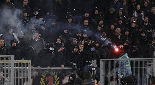 Lazio-Eintracht, due tifosi tedeschi aggrediti da 20 giovani con il volto coperto