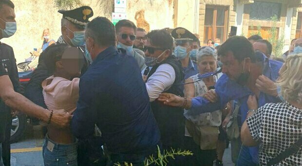 Salvini aggredito a Pontassieve gli strappano camicia e rosario