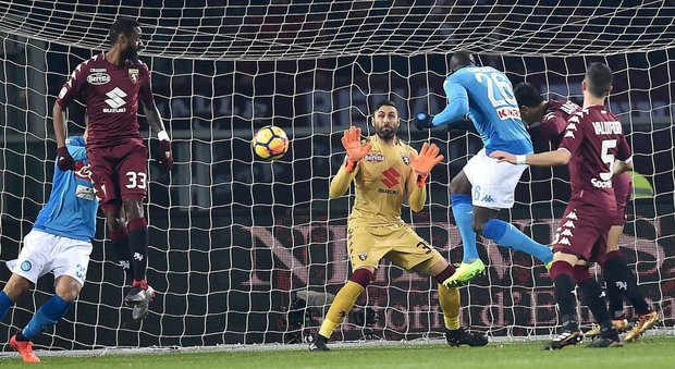 A Torino si rivede il Napoli show: tre gol e si riprende la vetta