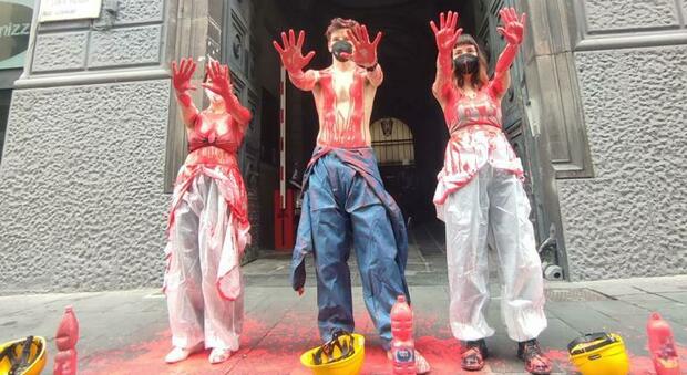 Protesta studenti a Napoli davanti alla sede del Pd e dell'ufficio scolastico regionale: «Le vostre mani sono sporche del nostro sangue»