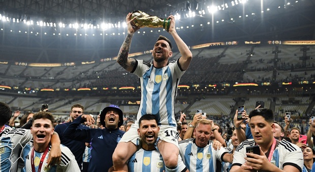 Il giro d'onore di Messi con la coppa del mondo